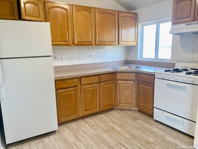 Building Photo - 145-04 Frankton St