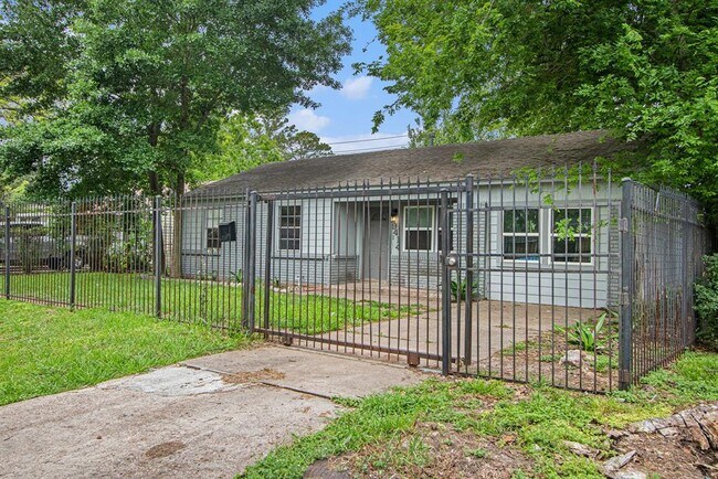 Building Photo - 9414 Rosehaven Dr