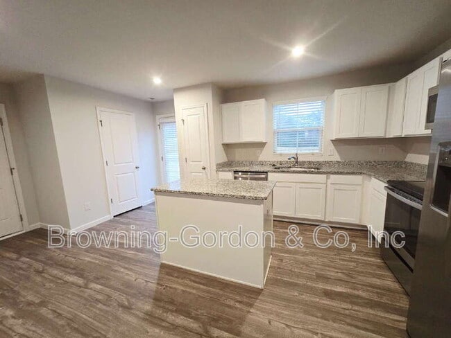 Foto del edificio - 1026 Cone Blvd