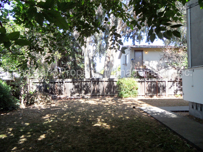 Building Photo - 1147 W Hamilton Ave