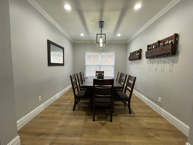 Foto del edificio - Renovated 4 Bedroom, 2.5 Bath Open Floorpl...