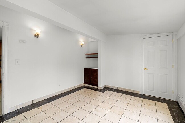 Building Photo - 571 Somerville Ave