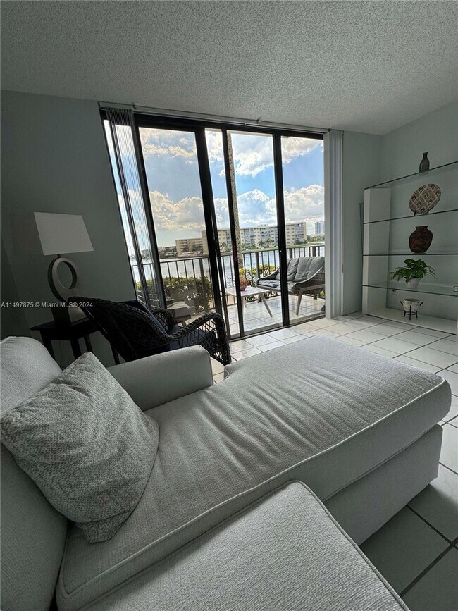 Foto del edificio - 18151 NE 31st Ct