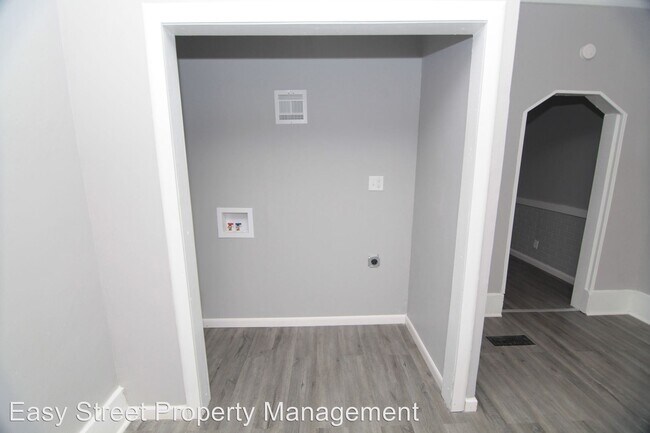 Building Photo - 2 br, 1 bath House - 1424 W. 3rd St.