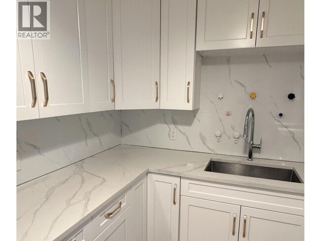 Building Photo - 5552 Jersey Ave