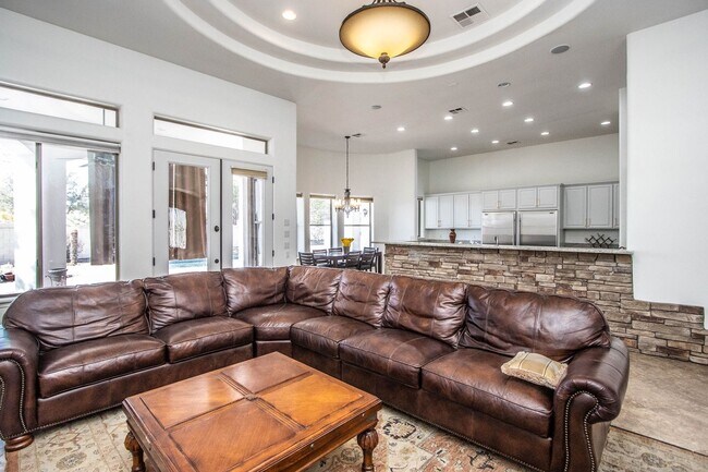 Foto del edificio - Ultimate SINGLE LEVEL Family Residence!Beautiful 5BR/3.5BA Custom Home with Pool in Private Gated...