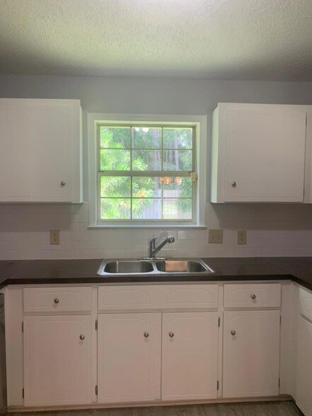 Building Photo - 707 Kadi Dr