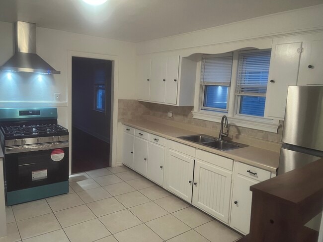 Building Photo - 136 King St