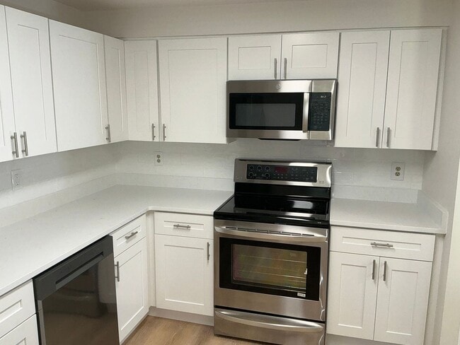 Foto del edificio - Very well maintained 3 bedroom 2 full 1 half bath town home located in the desired Stonebridge Co...