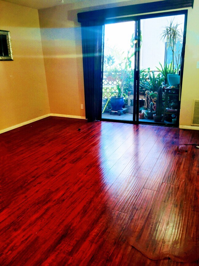 Foto del edificio - 6815 Remmet Ave