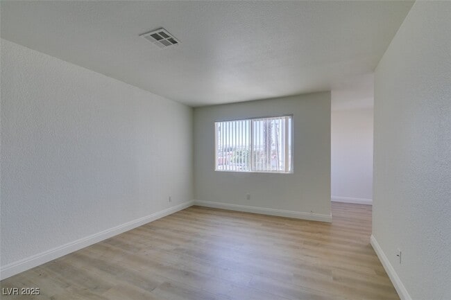 Foto del edificio - 1860 N Decatur Blvd