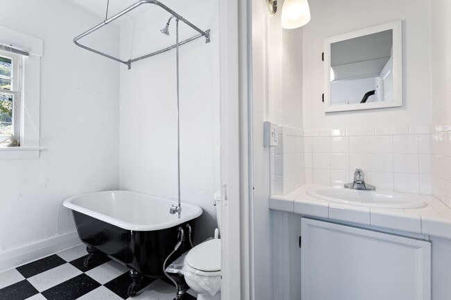 Foto del edificio - Large Studio apt close in SW! Pets OK!
