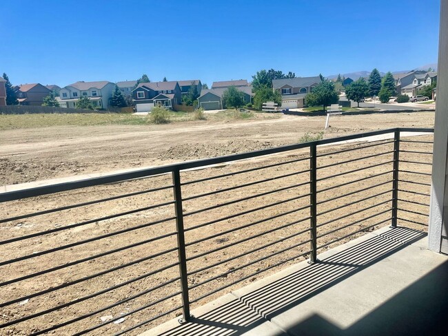 Building Photo - MODERN LUXURY 2BD/2BA/2CAR CONDO in Briargate