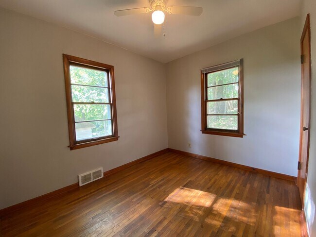 Building Photo - Cute 2 bedroom house now available $650