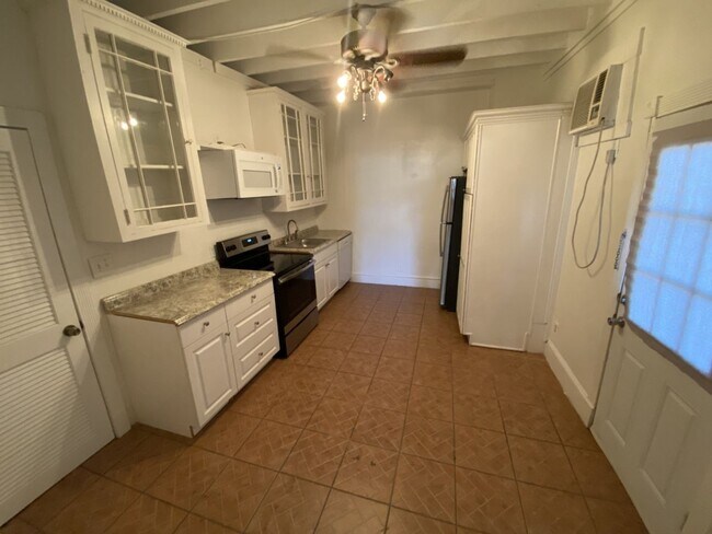 Building Photo - Large 1 bedroom 1.5 bath