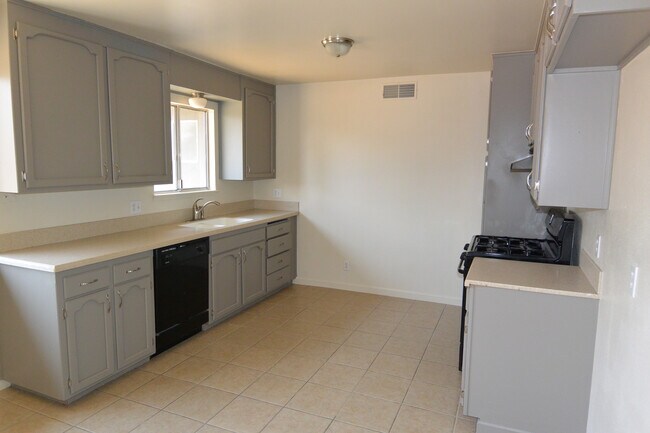 Foto del edificio - 1641 W Whitendale Ave