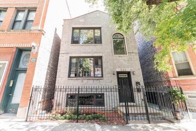Building Photo - 845 N Hoyne Ave