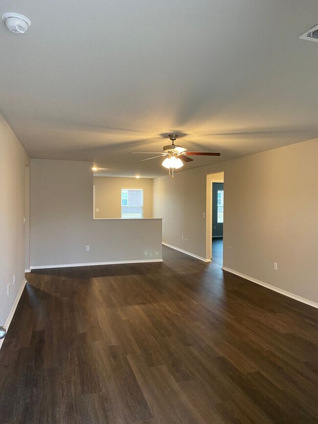 Foto del edificio - Four Bedroom | Two Bathroom Home in Conrad...