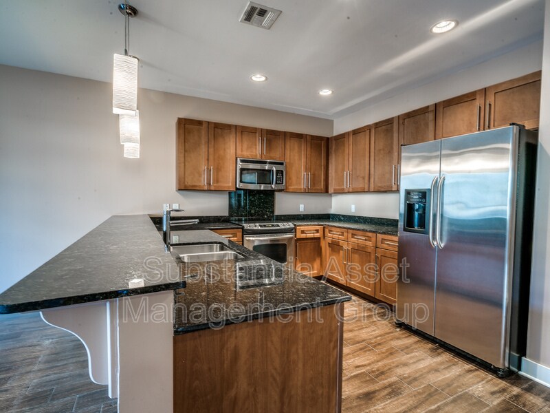 Foto principal - 444 N Central Ave