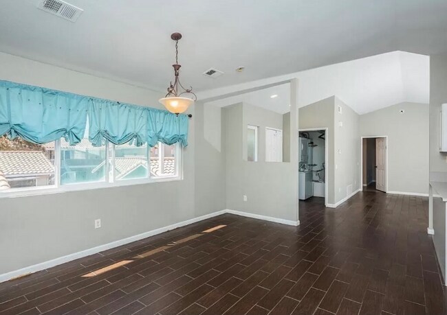 Building Photo - 1370 Palomar Pl