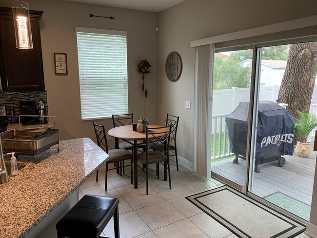 Mesa de comedor - 4131 N Habana Ave