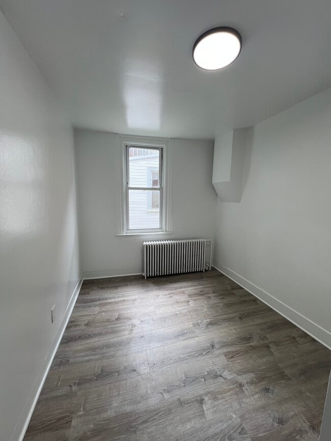 Building Photo - 305 E 20th St