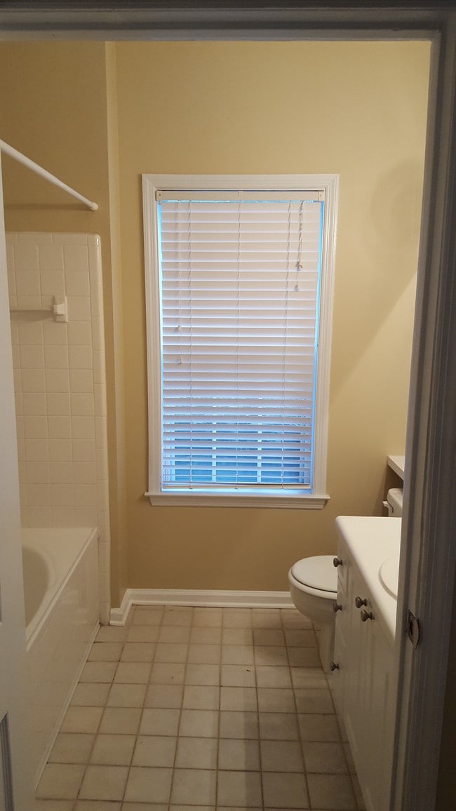 Building Photo - 2025 Woodmont Blvd