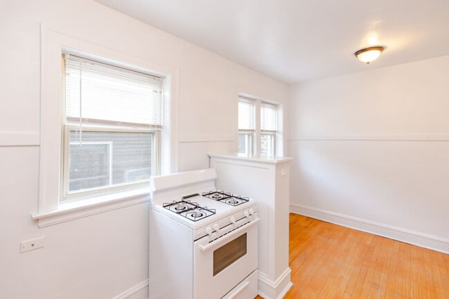 Building Photo - 4835 N Hoyne Ave