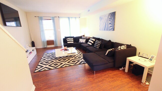 Foto del edificio - Awesome 2BR/2BA Townhouse near UNC with DO...