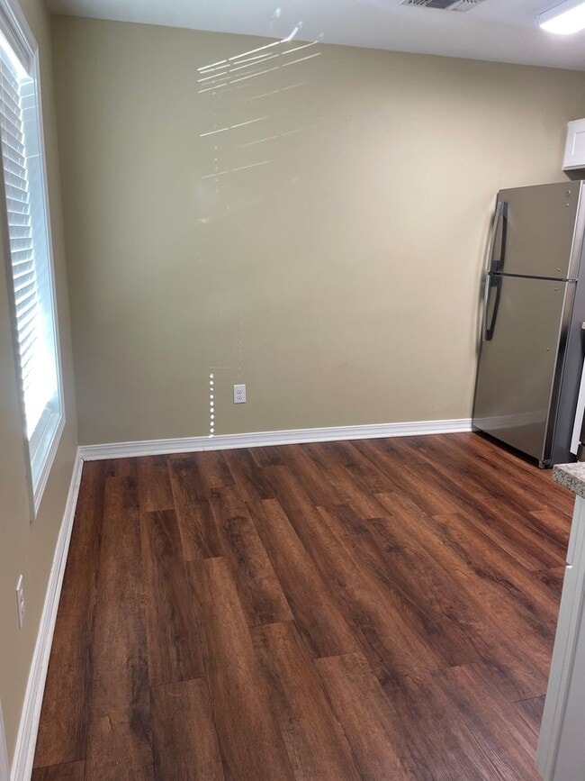 Building Photo - 2br 1 bath with washer dryer connections