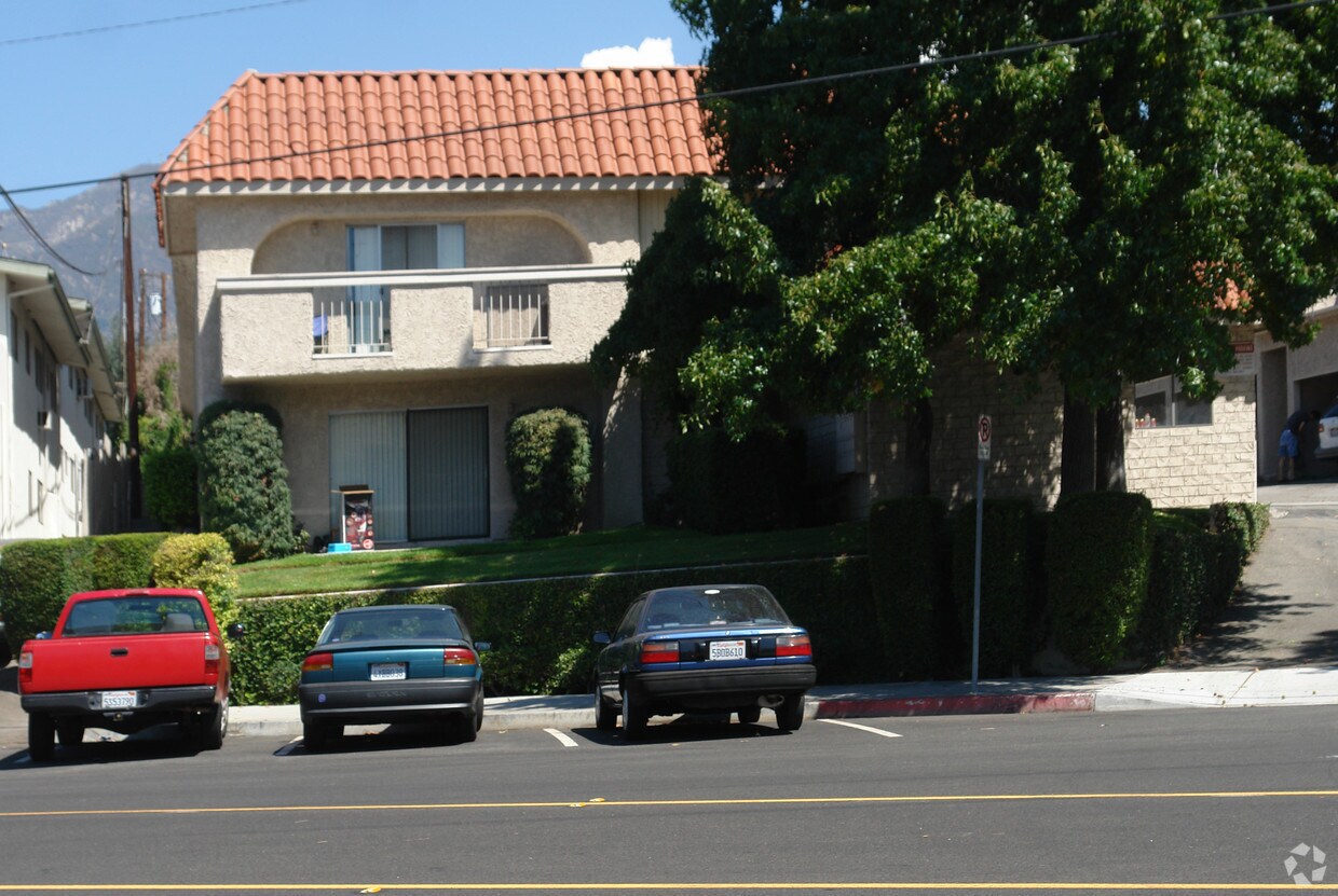 Foto del edificio - 2713-2719 Montrose Ave