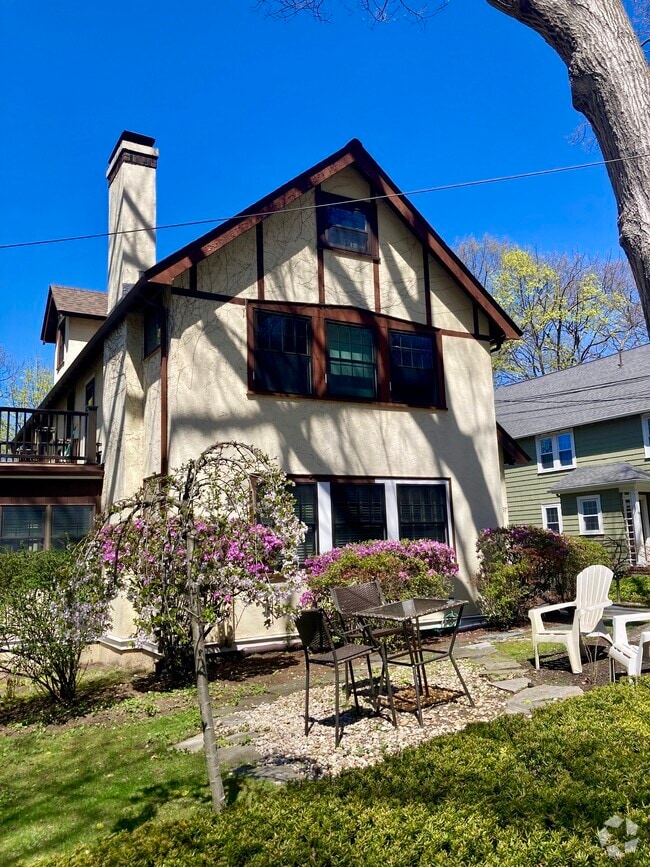 Building Photo - 95 Atwood Ave