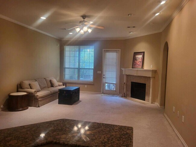Foto del edificio - 15227 Scenic Woodland Dr
