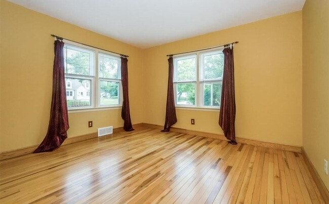 Building Photo - 3 Bedroom/1.5 Bathroom House - Available August 1st, 2025!