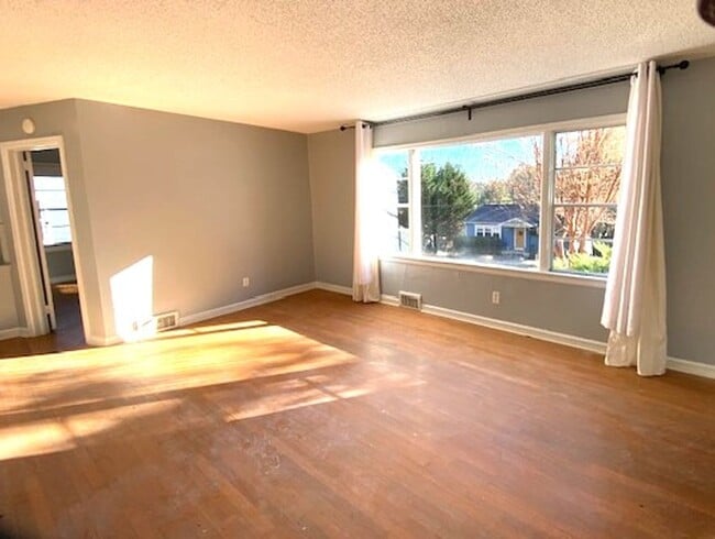 Building Photo - Walking distance to Merrimon Ave and the B...