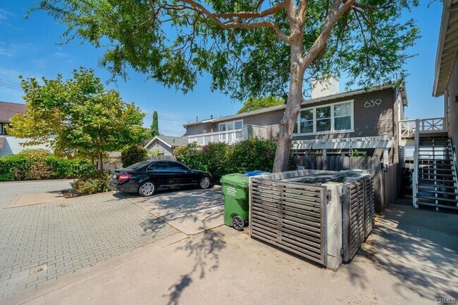 Building Photo - 2 Bedroom with Balcony and views of Cerro ...