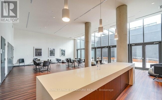 Building Photo - 120-120 Varna Dr