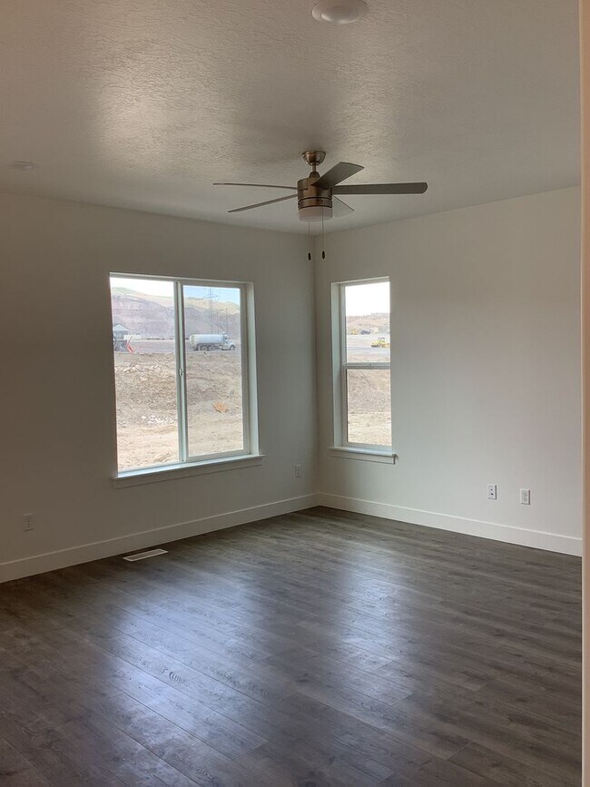 Foto del edificio - MAKE YOUR FIRST RENT PAYMENT UNTIL 2026-New Construction Townhome Located in Prime Saratoga Sprin...