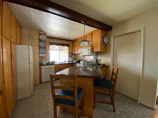 Building Photo - Charming 3 Bed, 2 Bath - Gardener Included...