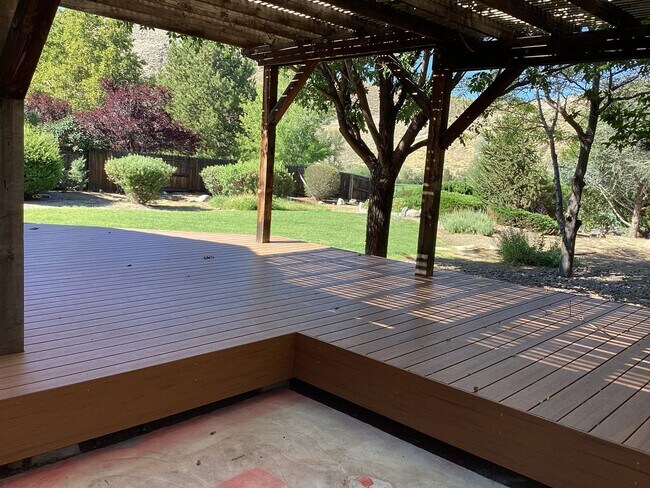 Building Photo - BEAUTIFUL 4 BEDROOM 2 BATHROOM HOME, GORGE...