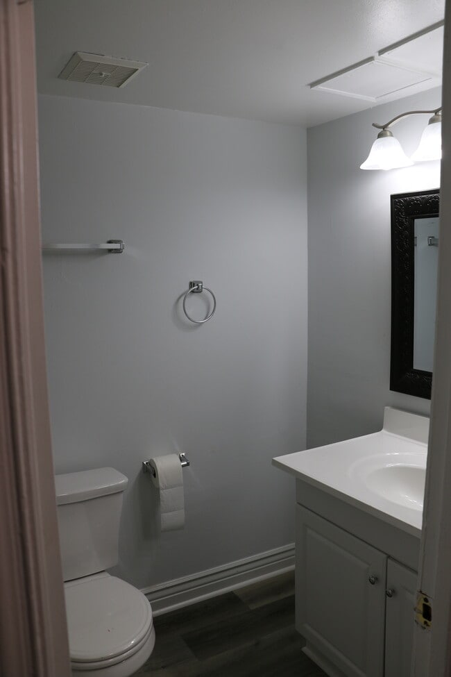 Foto del edificio - 5933 Quantrell Ave