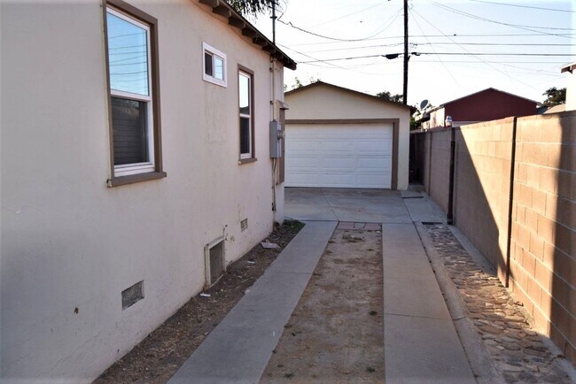 Building Photo - 10025 Pinehurst Ave