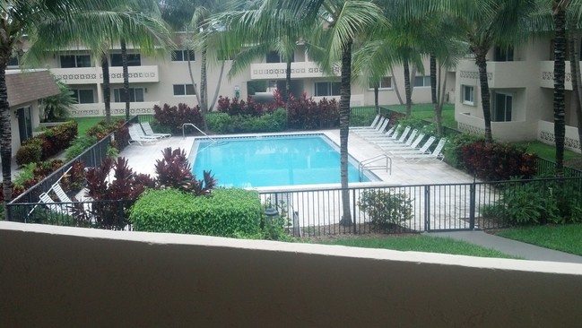 balcón con vista a la piscina - 14500 SW 88th Ave