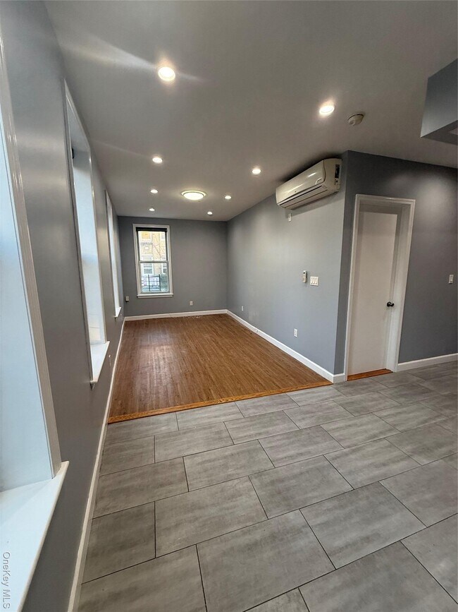 Foto del edificio - 66-76 Fresh Pond Rd