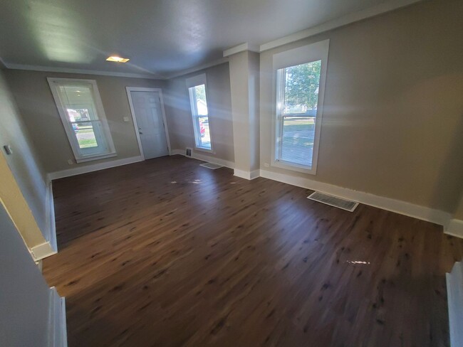 Building Photo - Pet friendly 2 bedroom, 1 bathroom home wi...