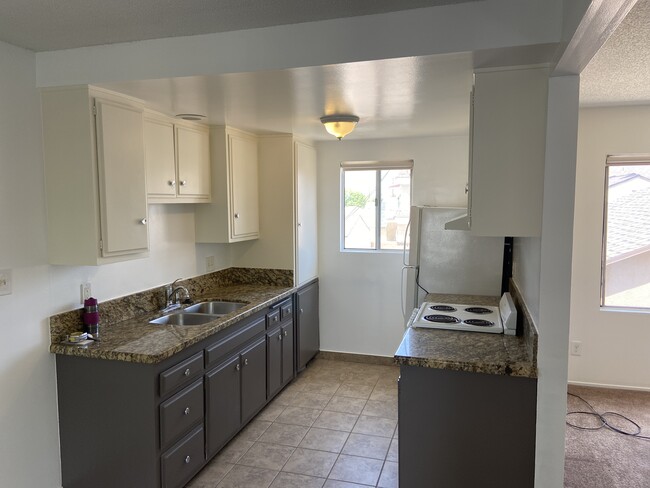 Building Photo - 1030 W 159th St