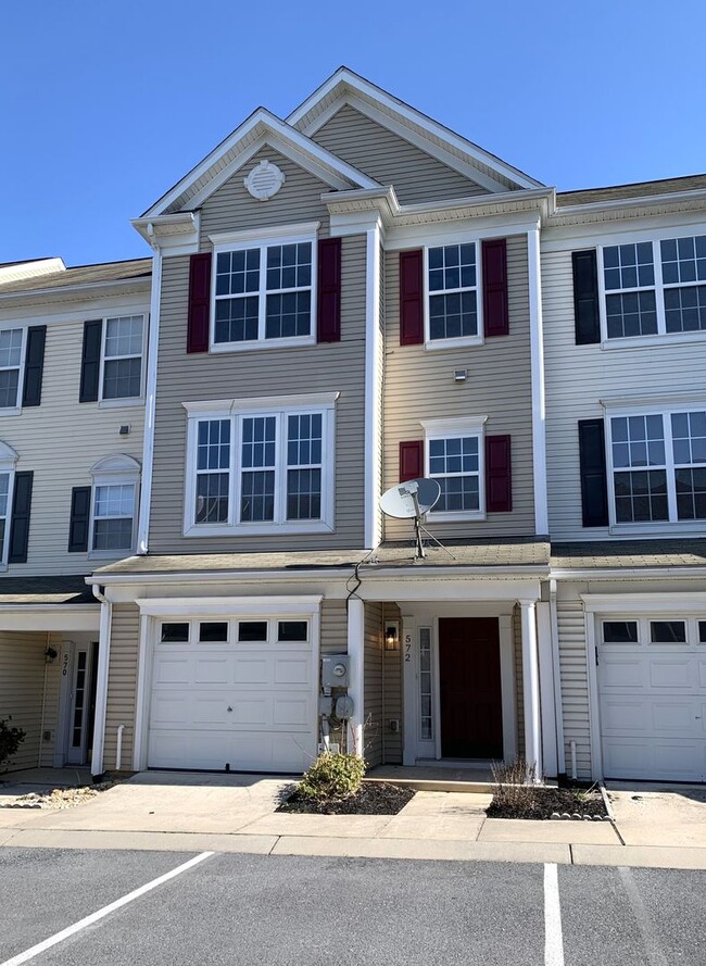 Building Photo - Spacious 3-Bed / 2.5-Bath Townhome – Antrim Crossing Subdivision