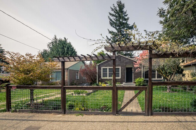 Foto del edificio - 8815 12th Ave NE