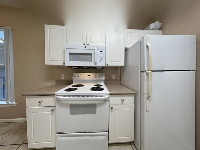 Building Photo - 9301 Crescent Loop Cir