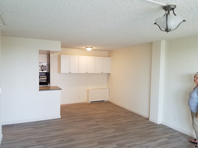 Dining area - 421 S Howes St